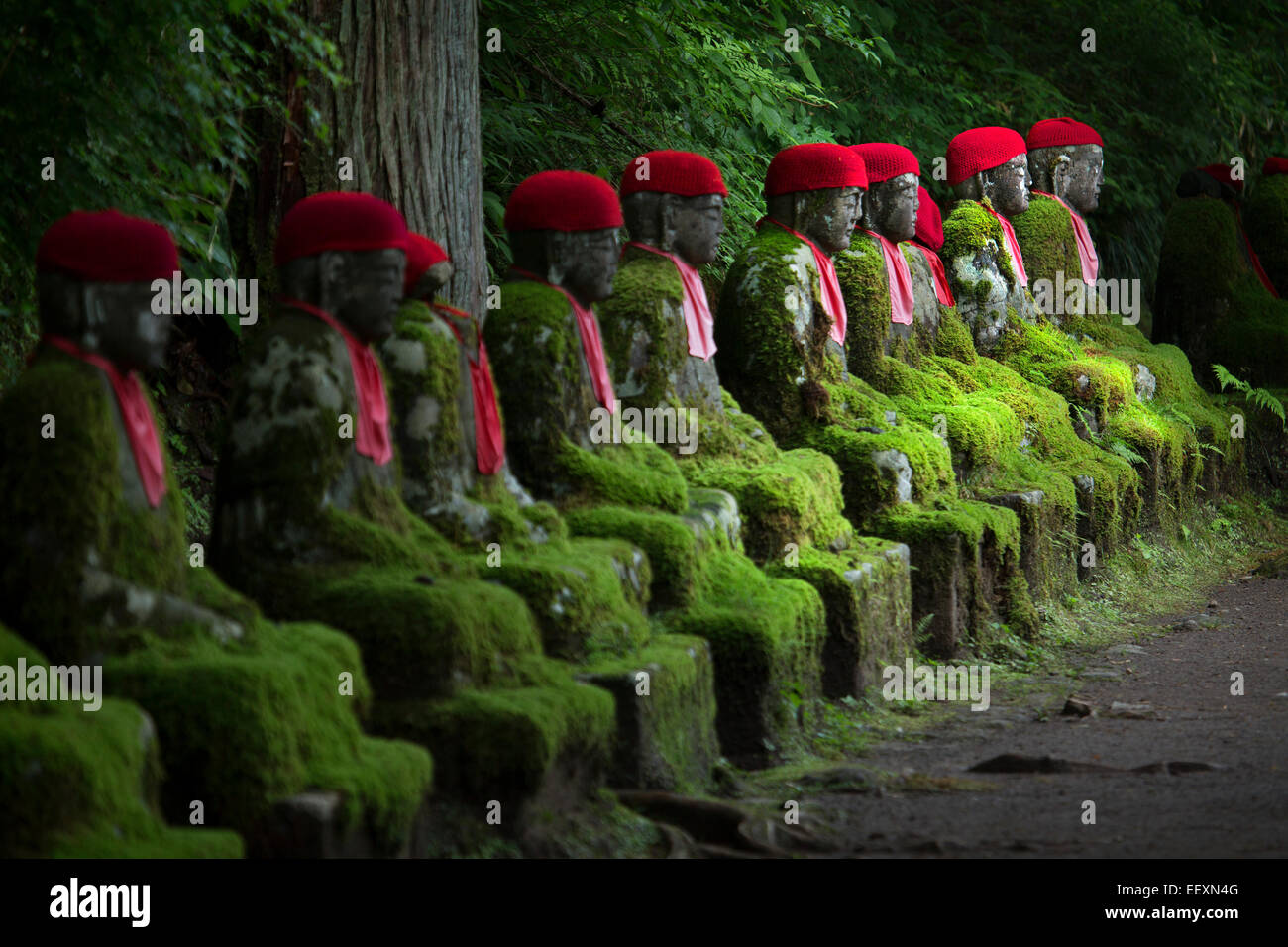 Una fila di statue religiose in Giappone Foto Stock