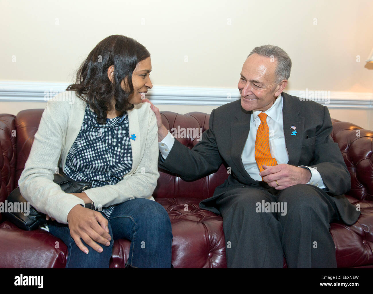 Stati Uniti il senatore Chuck Schumer (Democratico di New York), destra, incontra il suo ospite presso lo Stato dell'Unione, Vanessa Fontaine, a sinistra nel suo ufficio negli Stati Uniti Campidoglio in Washington, DC martedì, 20 gennaio 2015. La sig.ra Fontaine è la madre di Avonte Oquendo, un 14-anno-vecchio ragazzo con una diagnosi di autismo disordine di spettro (ASD) che sono scomparsi dalla sua scuola nel Queens, a New York, e i cui resti furono tragicamente scoperti tre mesi più tardi il 16 gennaio in College Point, Queens, a New York. Credito: Ron Sachs/CNP (restrizione: NO New York o New Jersey quotidiani o giornali entro un 7 Foto Stock