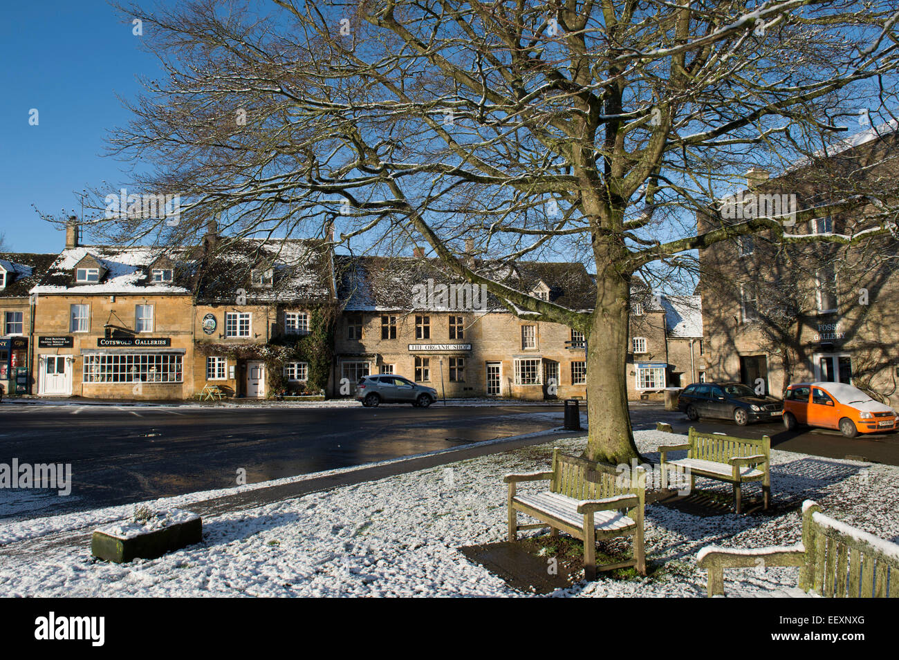 Coperta di neve banco in piazza del mercato. Stow on the Wold, Cotswolds, Gloucestershire, Inghilterra Foto Stock