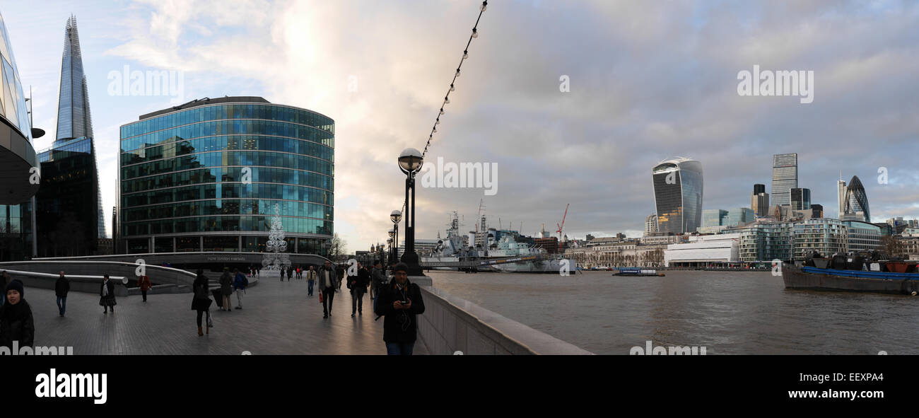 Città di Londra Paesaggio con fiume Tamigi Foto Stock