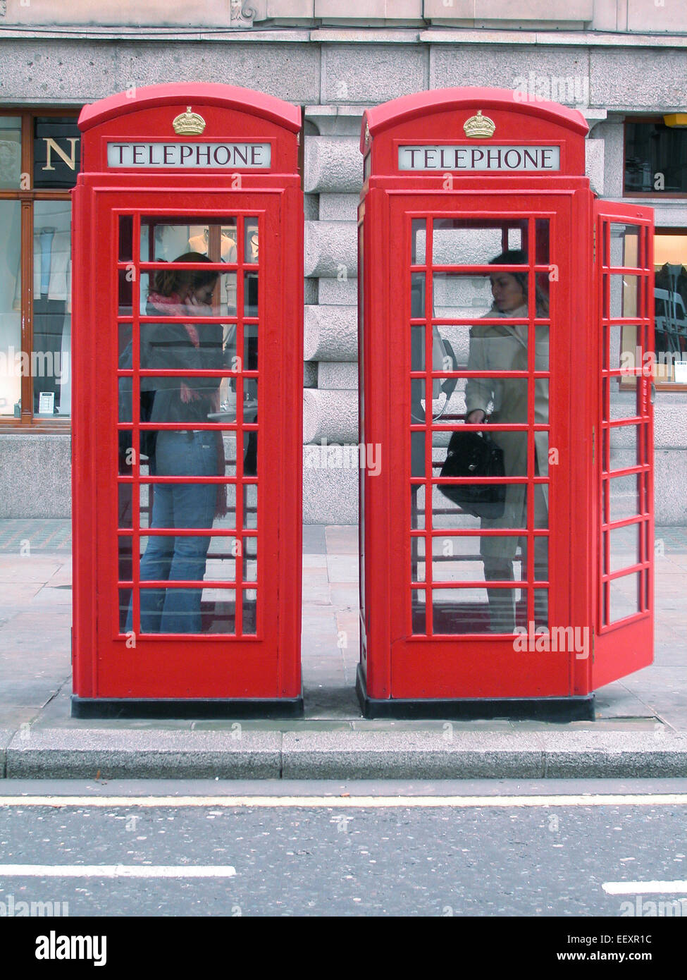 A gettone telefoni telefoni a pagamento cabine telefoniche rosse cabine telefoniche Moorgate London Foto Stock