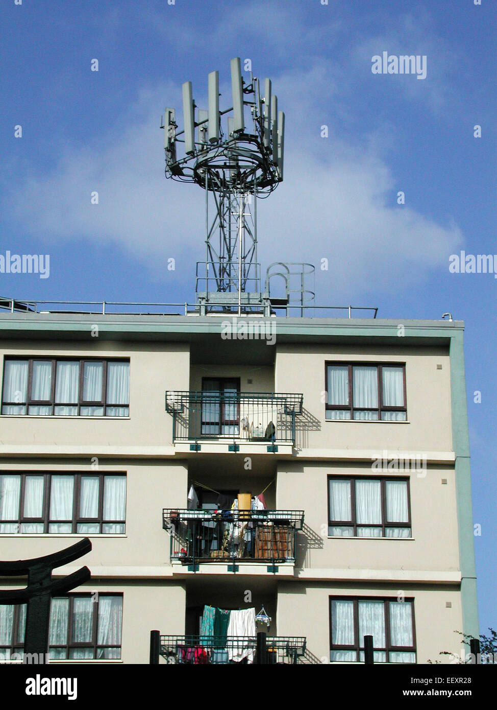 Pilone per comunicazioni telefoniche mobili sulla parte superiore della struttura immobiliare Kings Cross Londra Londra Regno Unito Foto Stock