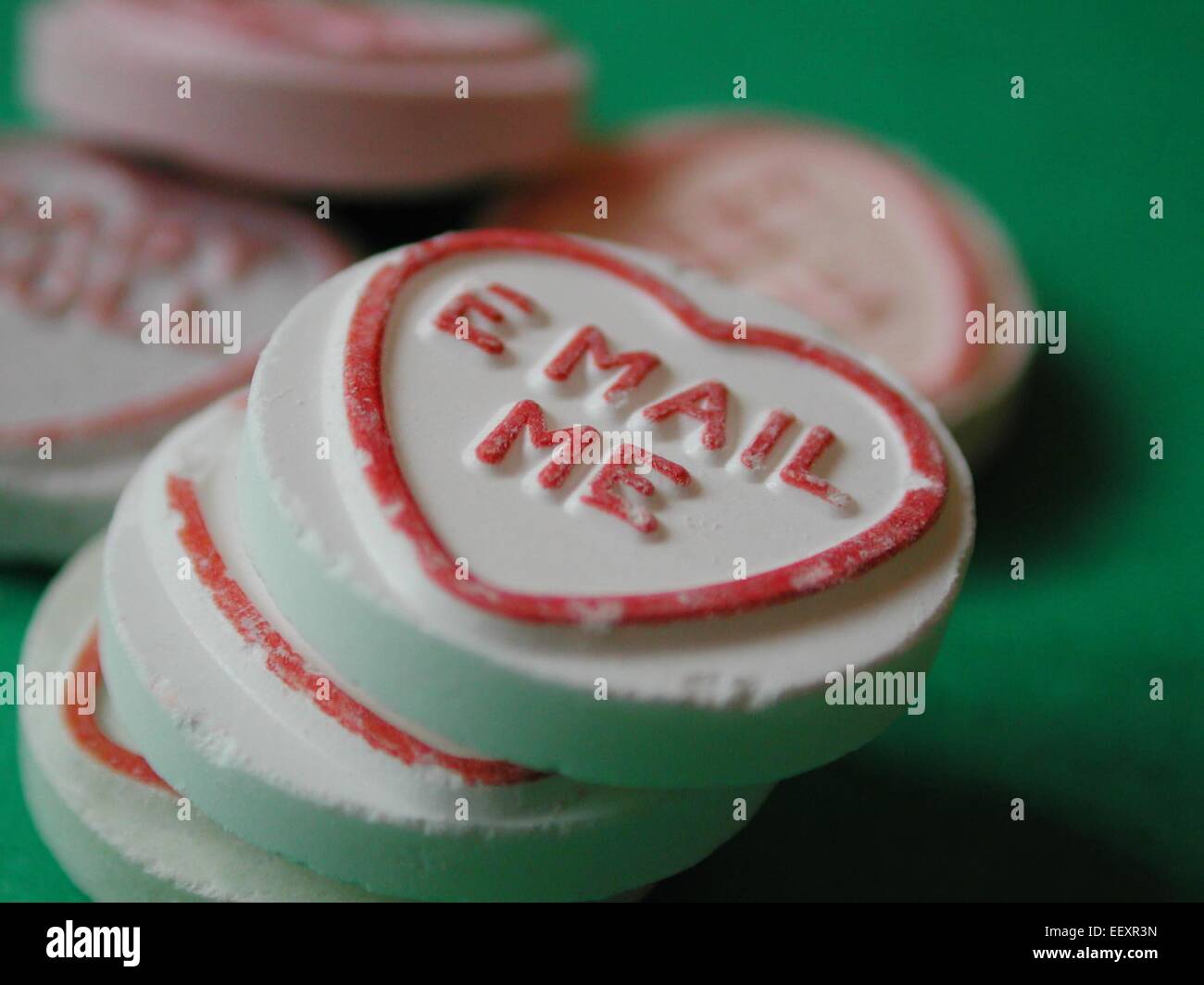 Inviami un'e-mail sulla pasticceria Love Hearts prodotta da Swizzels Matlow Limited Foto Stock