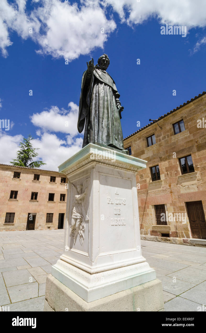 La statua di Fray Luis de León nella motivazione dei vecchi edifici dell'Università di Salamanca, Salamanca Castiglia e Leon, Spagna Foto Stock