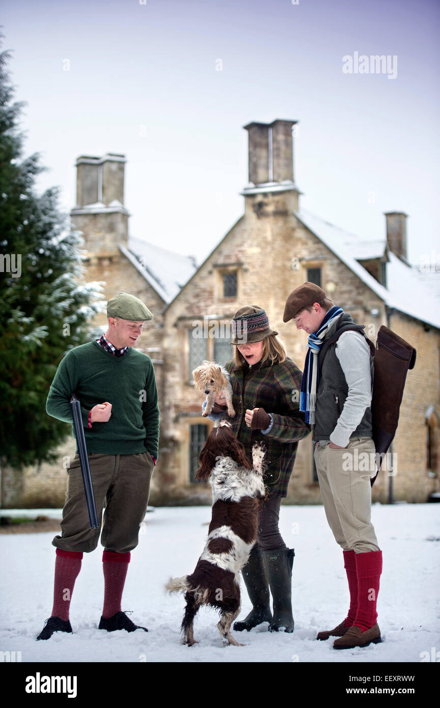 James Lowsley-Williams (destra) e James Whiting testa fuori per una mattinata sparare con Wonkie colline presso Chavenage House vicino a Tetbury, Foto Stock