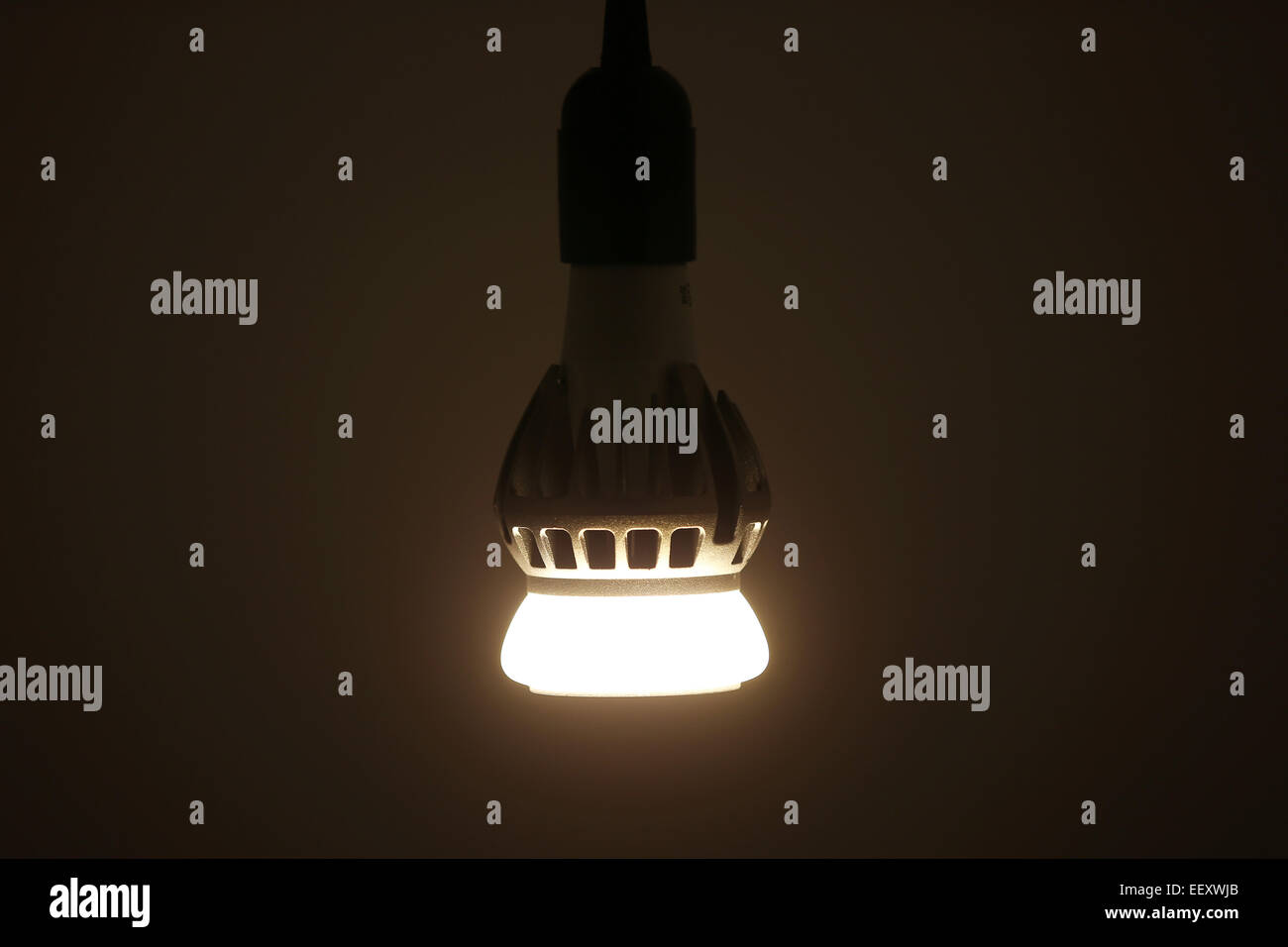 Un Cinese-prodotto luce LED al traffico di Amburgo strutture GmbH (HHVA) laboratorio di prova ad Amburgo, 22 gennaio 2015. I servizi HHVA 123.000 sistemi di illuminazione illuminazione 1 770 Sistemi di segnale (semaforo), 24 il traffico dei sistemi telematici, 130 stazioni di ricarica per auto elettriche, e l'infrastruttura tecnica di 20 siti di tunnel. Foto: CHRISTIAN CHARISIUS/dpa Foto Stock