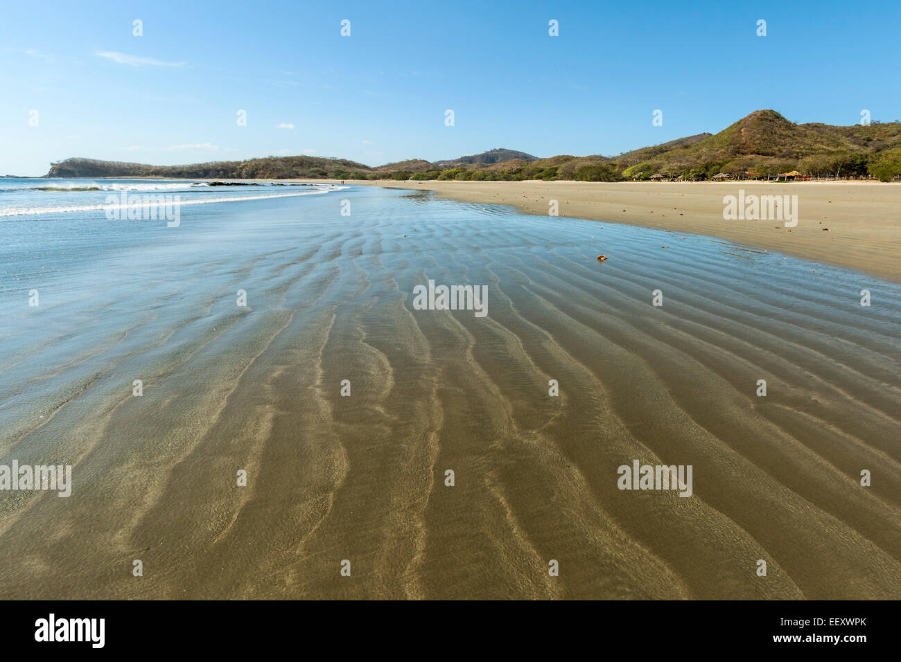 Luce di grano di sabbia bande ordinati dal più pesante minerali scure nella zona intercotidale; Playa Hermosa, San Juan del Sur, Rivas, Nicaragua Foto Stock
