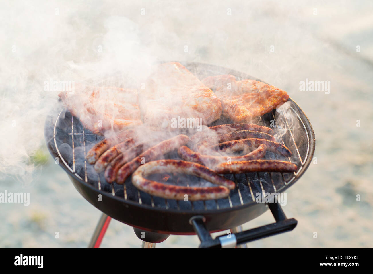 Grill barbecue sulla spiaggia di estate Foto Stock