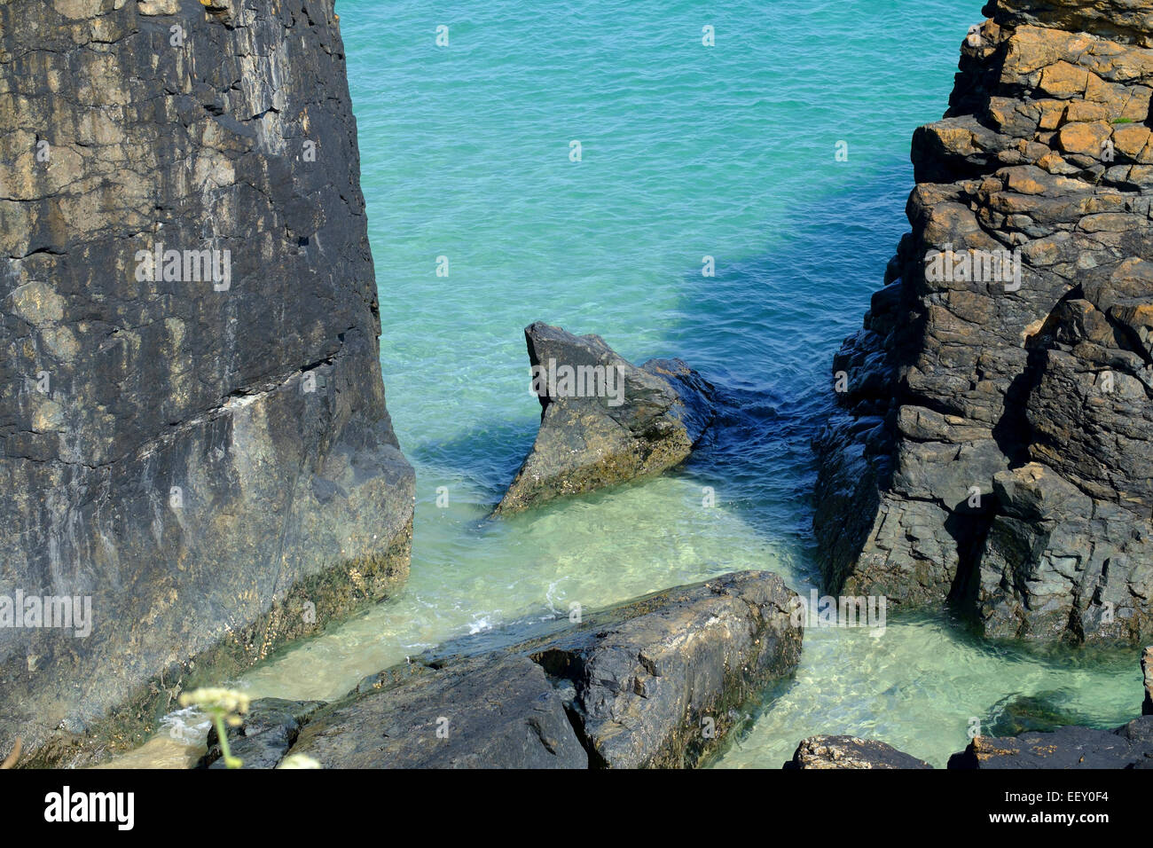 Rocks off il Cornish Coast vicino a St Ives Foto Stock