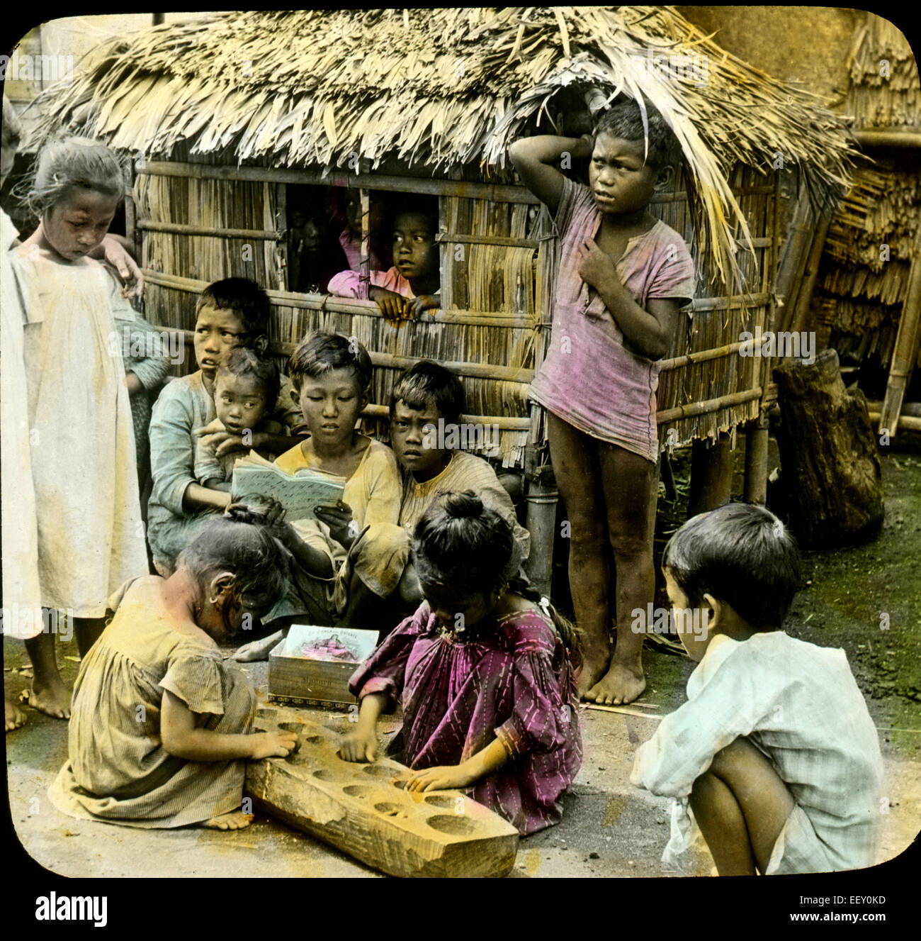 Bambini filippini a giocare, Filippine, Magic Lantern Slide, circa 1910 Foto Stock