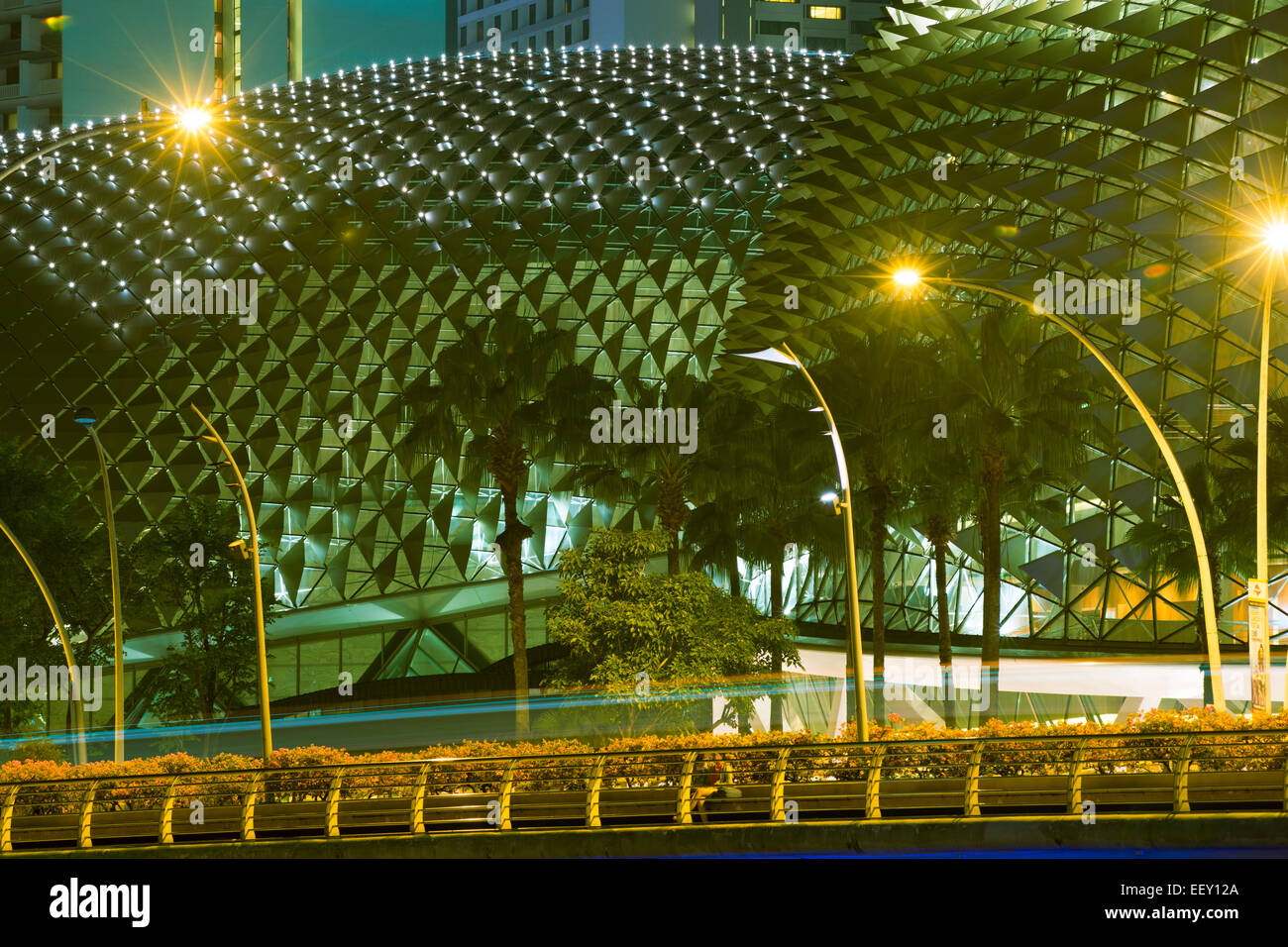 Architettura futuristica frammento da Singapore di notte Foto Stock