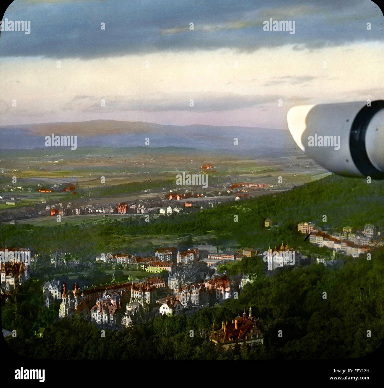 Vista aerea di Carlsbad (Karlovy Vary), Boemia, Cecoslovacchia, Magic Lantern Slide, circa 1920 Foto Stock