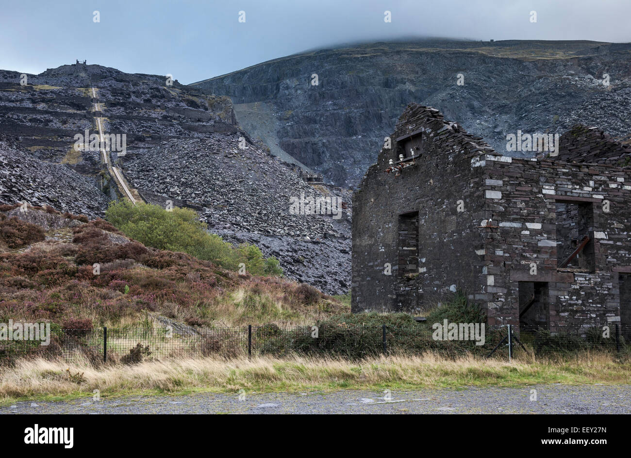 Rovine abbandonate alla cava di Dinorwig a Llanberis, il Galles del Nord. Foto Stock