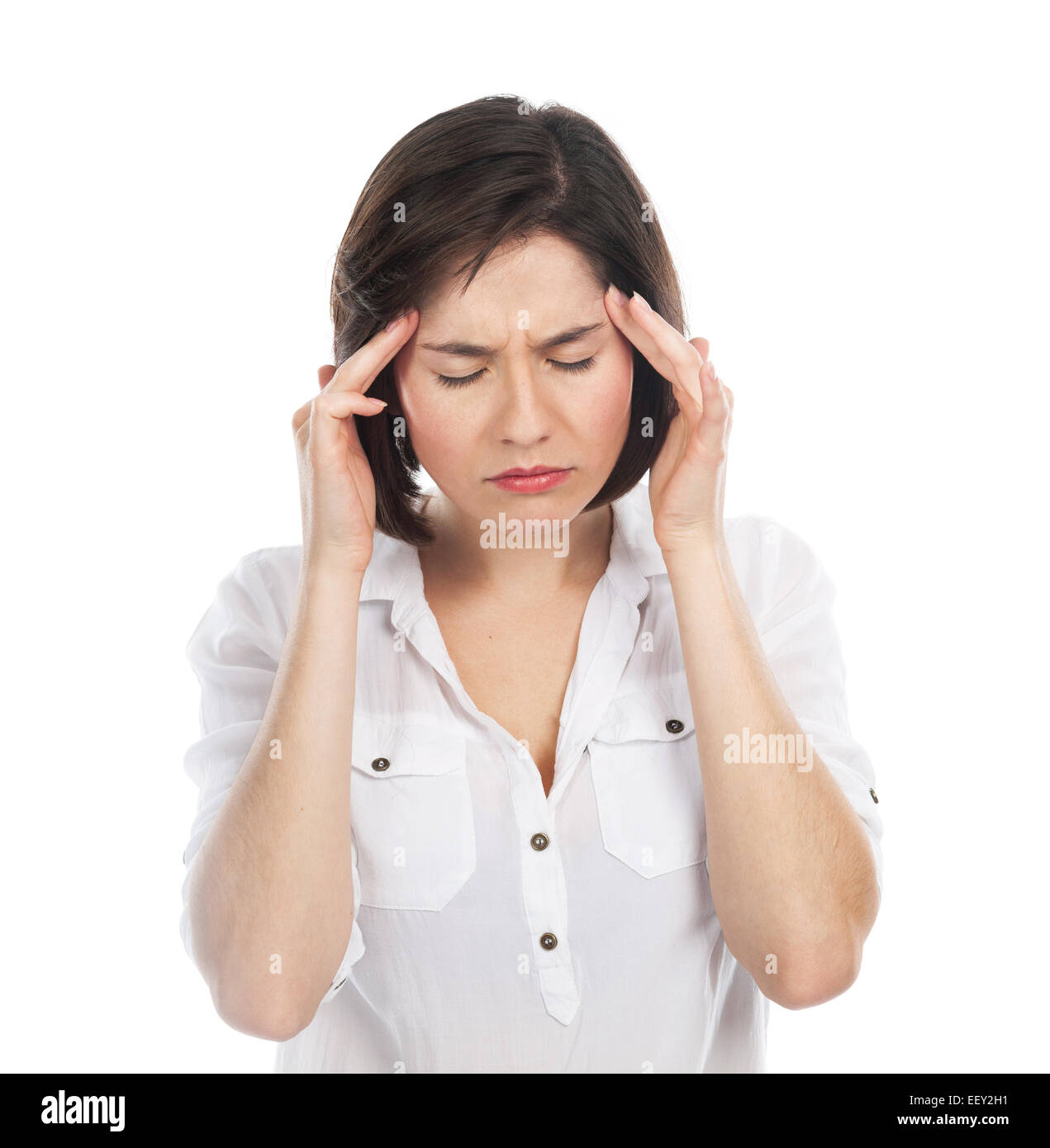 Ritratto di giovane bruna che soffrono di mal di testa, isolato su bianco Foto Stock
