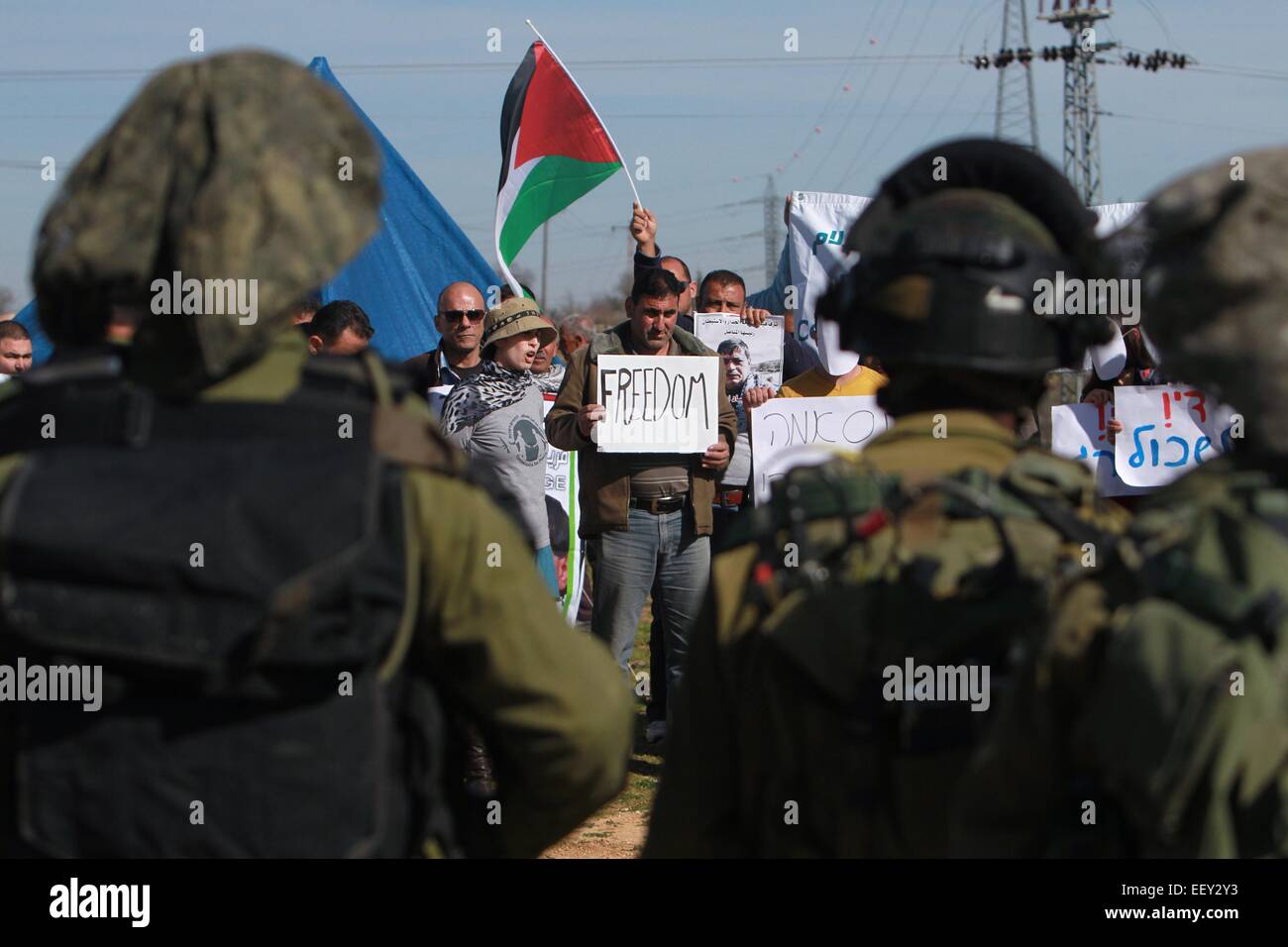 Betlemme. 23 gen 2015. Attivisti palestinesi tenere cartelli in una protesta contro gli insediamenti ebraici nei pressi di Gush Etzion blocco degli insediamenti, sud della Cisgiordania città di Betlemme il 23 gennaio, 2015. Credito: Luay Sababa/Xinhua/Alamy Live News Foto Stock