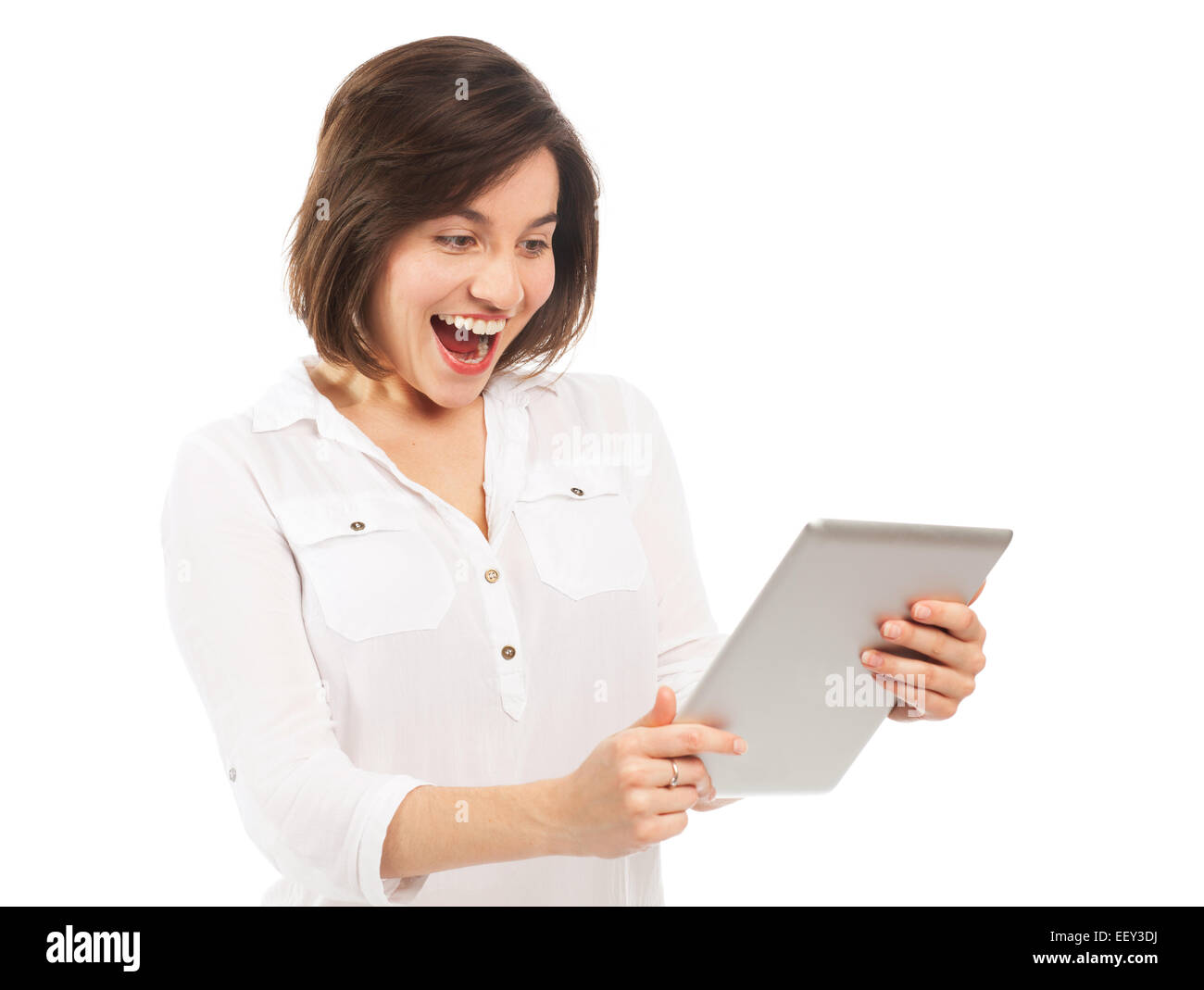 Bella bruna a scoprire qualcosa su un touchpad e guardare positivamente sorpreso, isolato su bianco Foto Stock