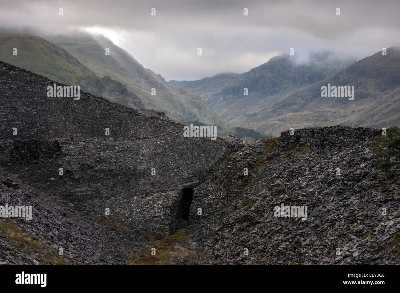 Moody immagine di Dinorwig cava di ardesia e montagne di Llanberis passano in backgruond. Foto Stock