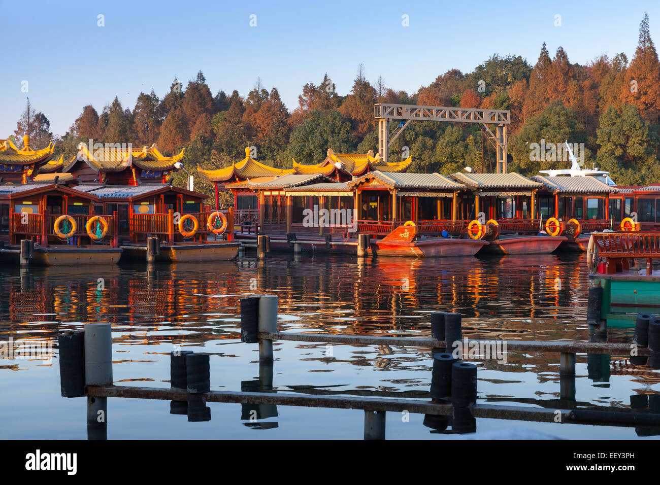 Cinese tradizionale di ricreazione in legno ormeggiate sul Lago Ovest e costa. Famoso parco nella città di Hangzhou, Cina Foto Stock