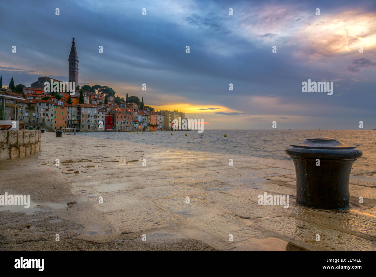 Rovigno città vecchia di notte nel mare Adriatico costa della Croazia, Europa. Questa immagine fare tecnica HDR Foto Stock