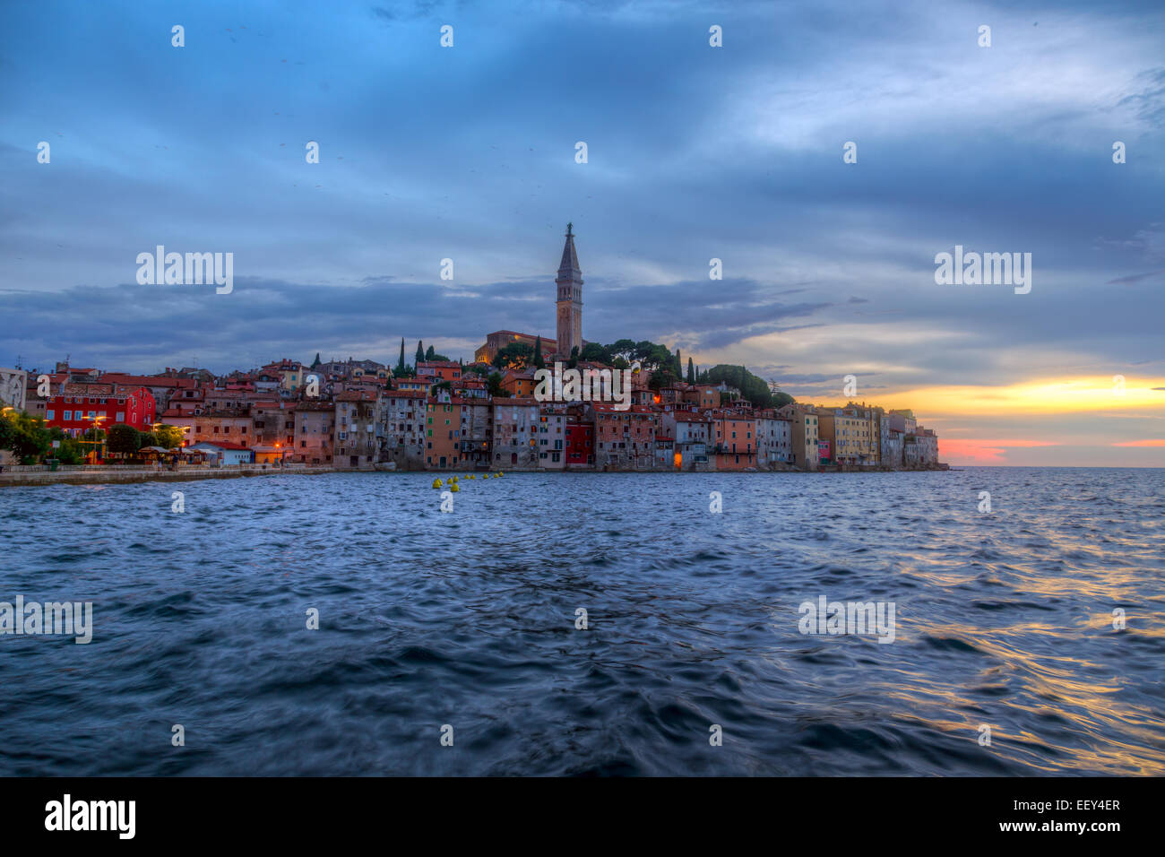 Rovigno città vecchia di notte nel mare Adriatico costa della Croazia, Europa. Questa immagine fare tecnica HDR Foto Stock
