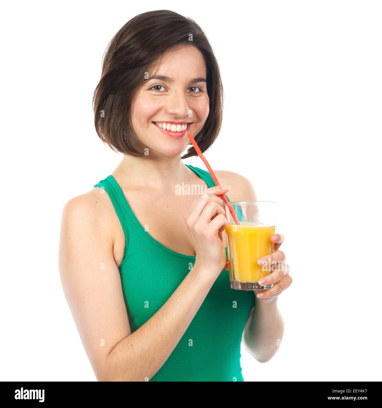 Ritratto di una donna di bere un succo di arancio con una cannuccia, isolato su bianco Foto Stock