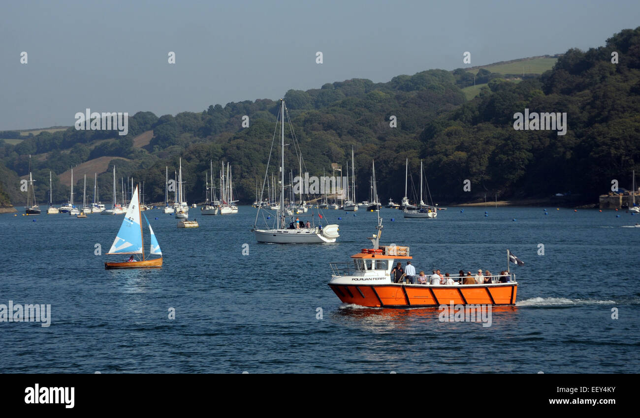 Il Polruan traghetto attraversa il Fowey estuary dai Polruan verso la Cornovaglia Fowey Foto Stock