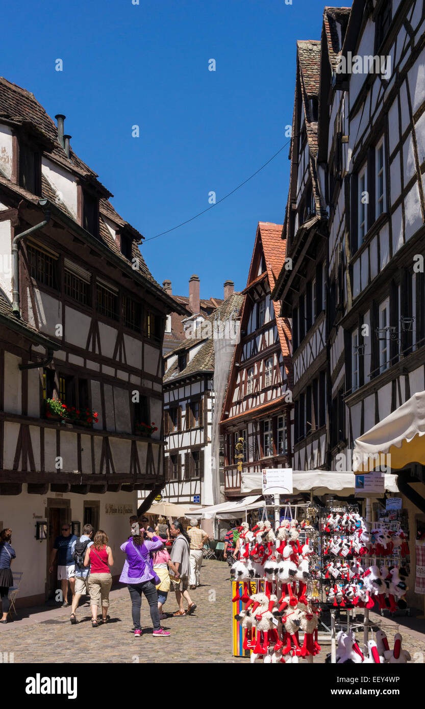 Old Street nel quartiere Petite France di Strasburgo, Francia, Europa Foto Stock