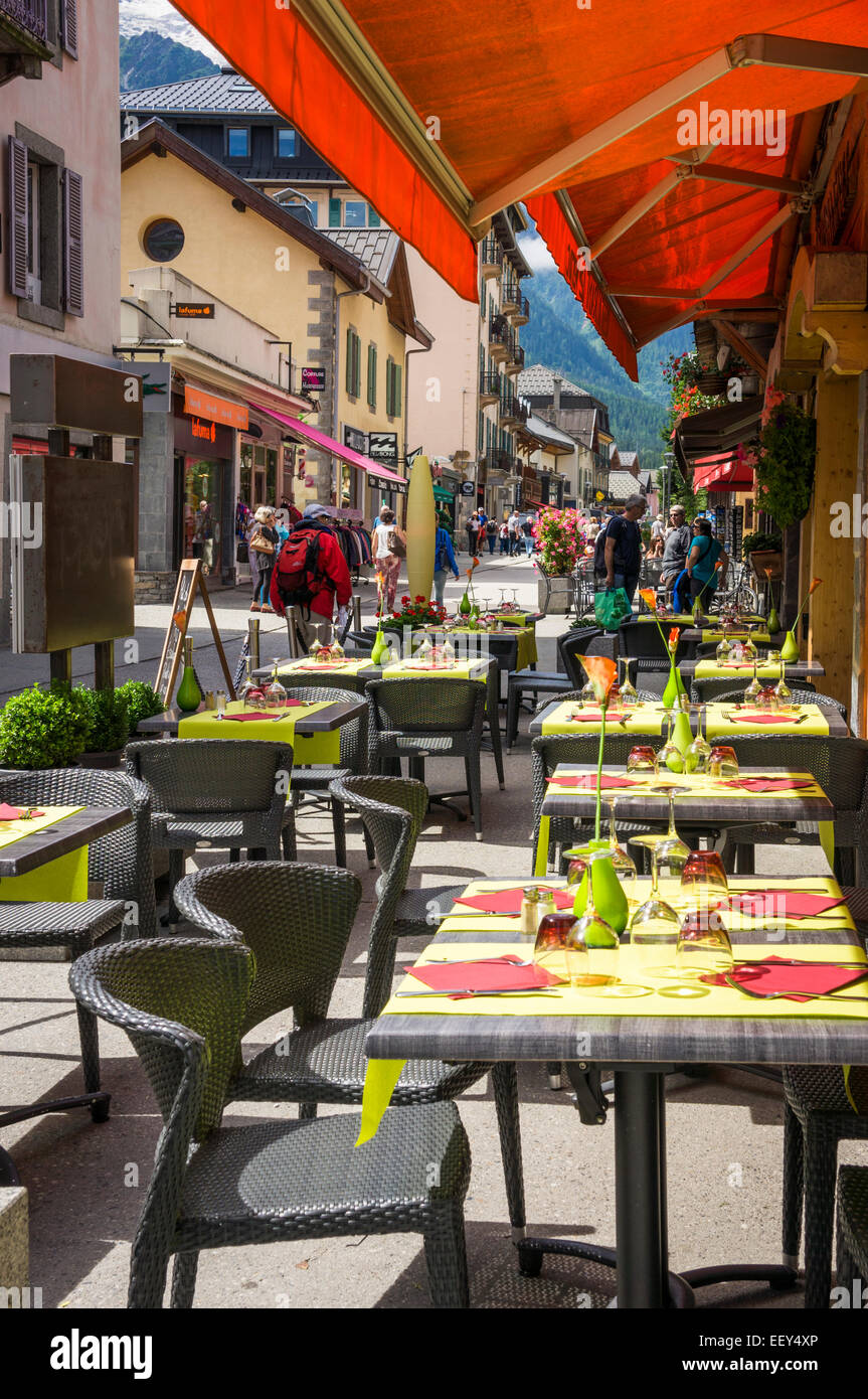 Il cafe ristorante tavoli fuori in Chamonix centro città, sulle Alpi francesi, Francia - in estate Foto Stock