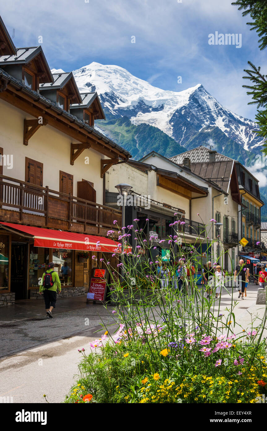 Chamonix, Rodano-Alpi, alta Savoia nelle Alpi francesi, Francia in estate con il Monte bianco alle spalle Foto Stock