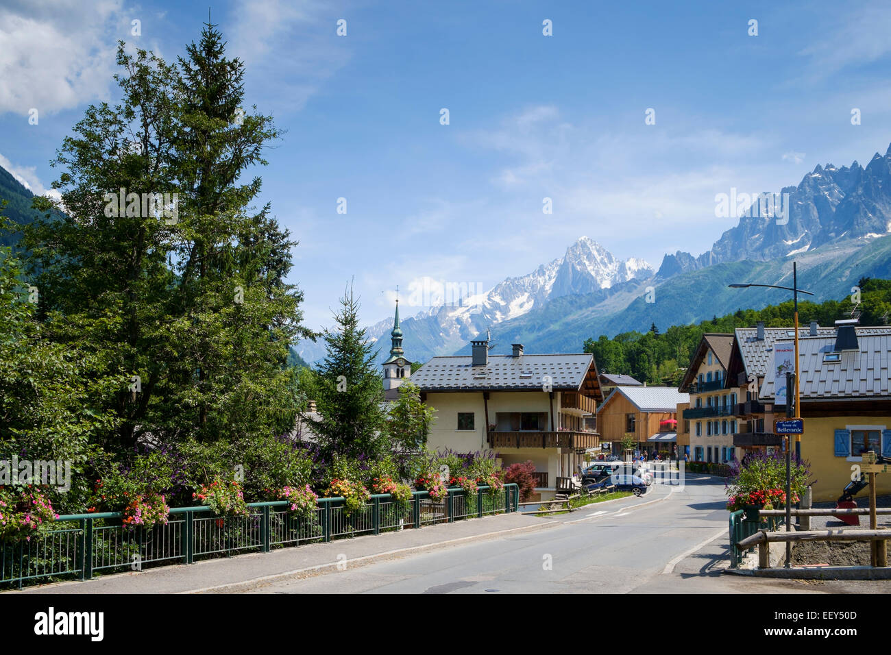 Les Houches village e Aiguille du Midi montagne sullo sfondo, valle di Chamonix, sulle Alpi francesi, Alta Savoia, Francia, Europa Foto Stock