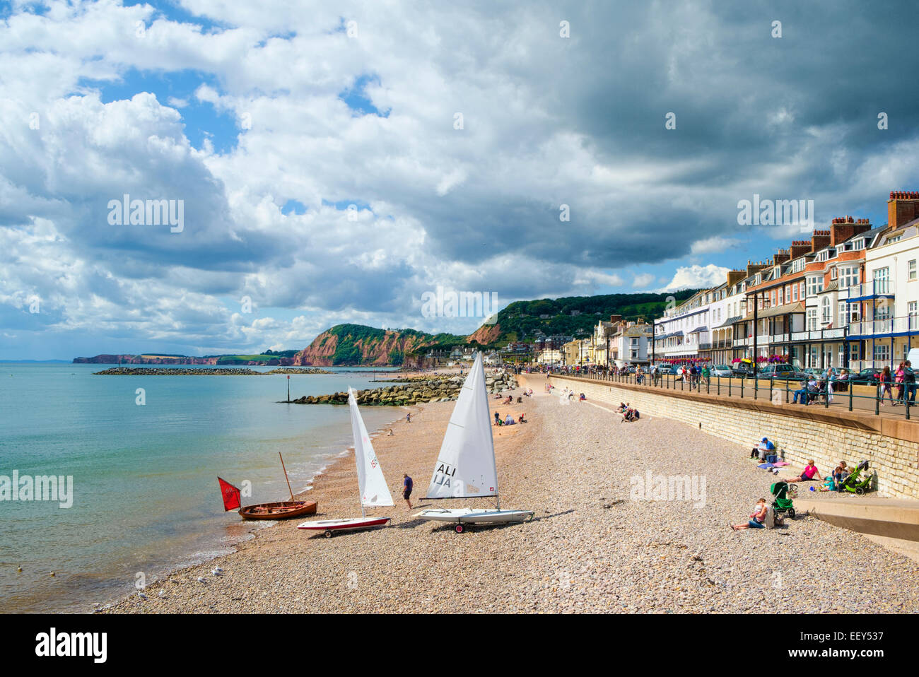 Sidmouth, East Devon, Inghilterra, Regno Unito - la spiaggia e il lungomare in estate Foto Stock