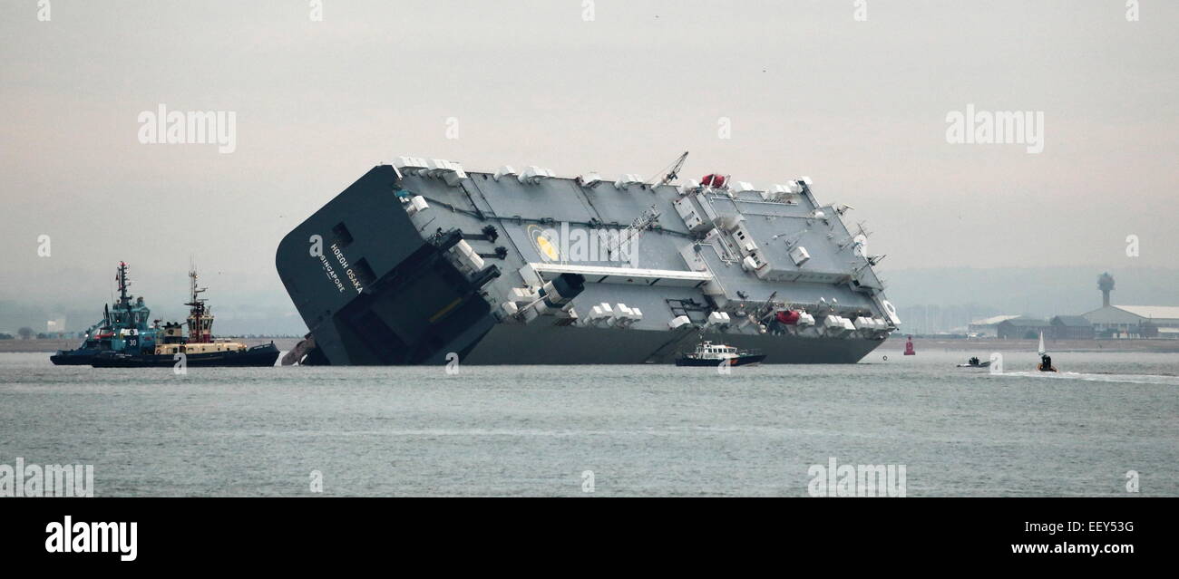 AJAXNETPHOTO. 4gennaio 2015. SOLENT, Inghilterra. - Auto Transporter relitto - IL TEDESCO DI PROPRIETÀ HOEGH OSAKA LISTING pesantemente dopo che esso si è arenata sulla banca di rovo COME ERA IN USCITA DA SOUTHAMPTON in ritardo su 3a gen. Foto:STEVE FOULKES/AJAX REF:DSF150401 9578 Foto Stock
