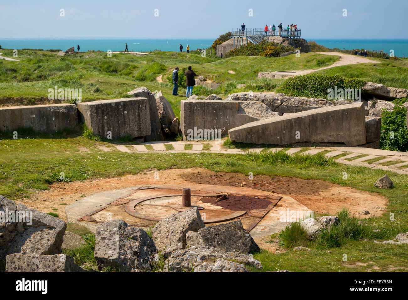 Pistola tedesca emplacement e rovine del bombardamento alleato sopra la spiaggia di Omaha sbarco, D-Day - 6 giugno 1944, Normandia, Francia Foto Stock