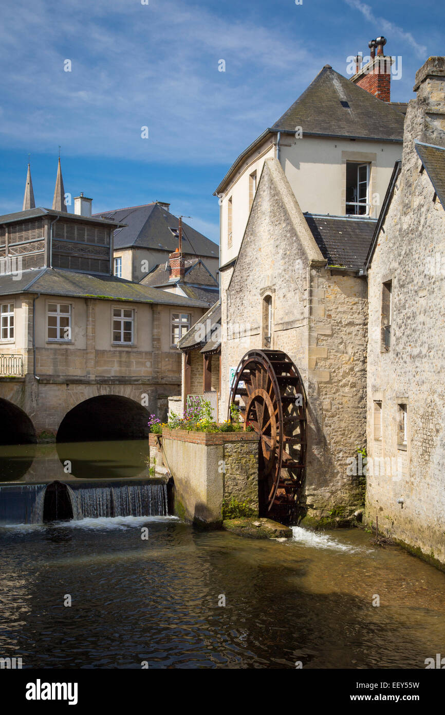 Mulino sul fiume weir e la città medievale di Bayeux, Normandia francia Foto Stock