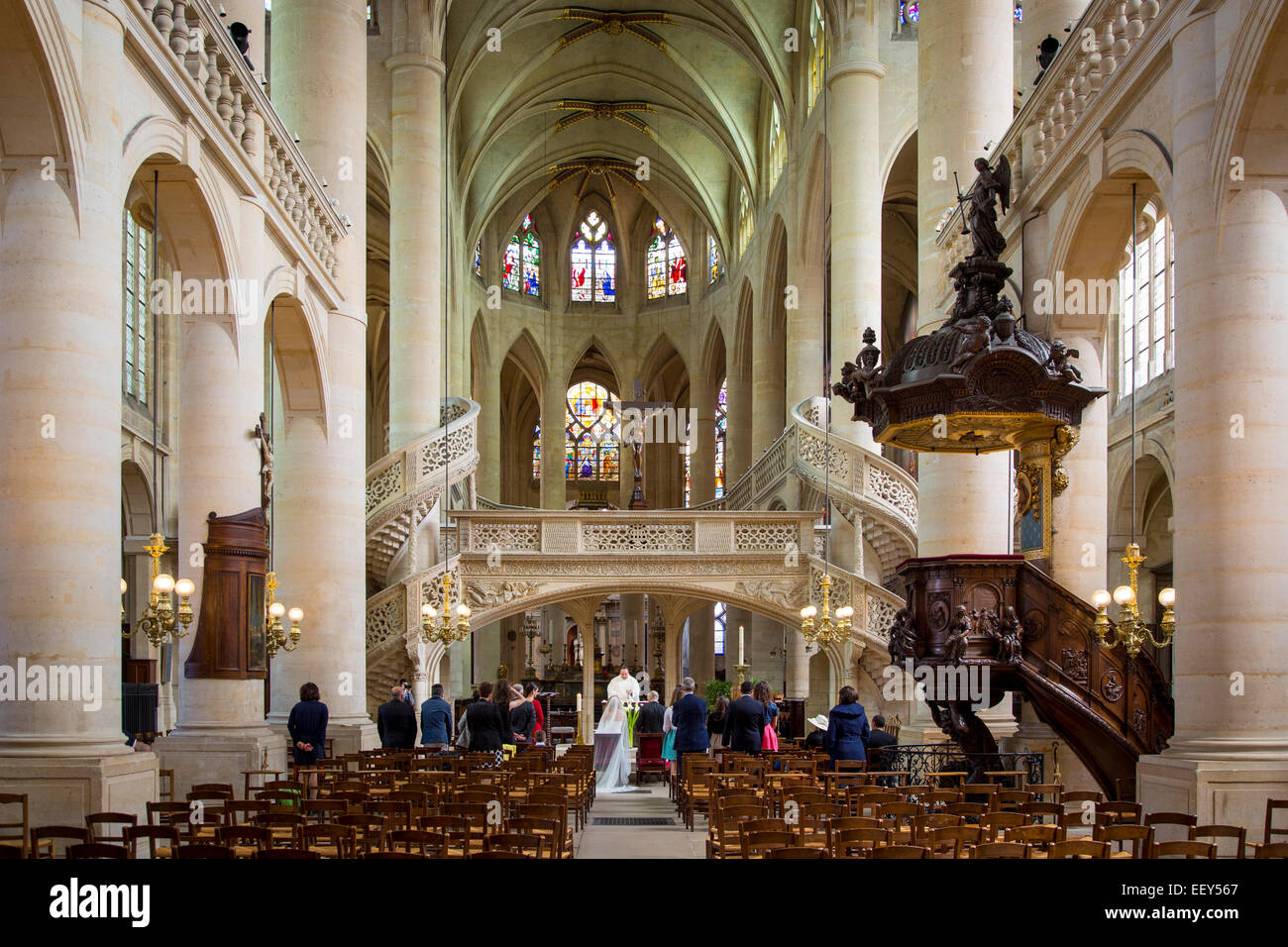 Cerimonia di matrimonio all'interno eglise Saint Etienne du Mont, quartiere latino, parigi francia Foto Stock