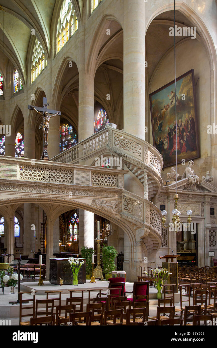 Scala circolare e interni ornati di eglise Saint Etienne du Mont, quartiere latino, parigi francia Foto Stock