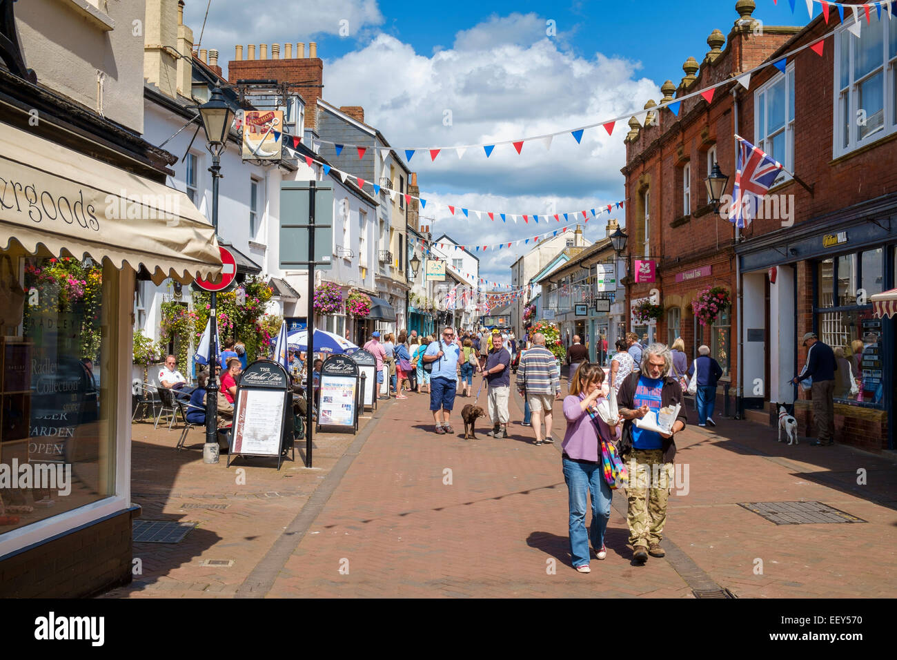 High street in Sidmouth, East Devon, Inghilterra, Regno Unito - una famosa località balneare Foto Stock