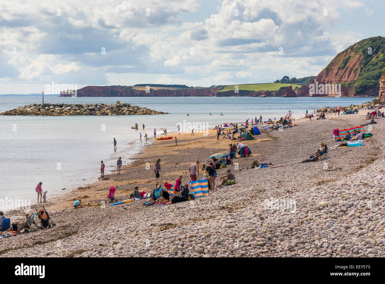 La gente sulla spiaggia a Sidmouth, East Devon, Inghilterra, Regno Unito in estate Foto Stock