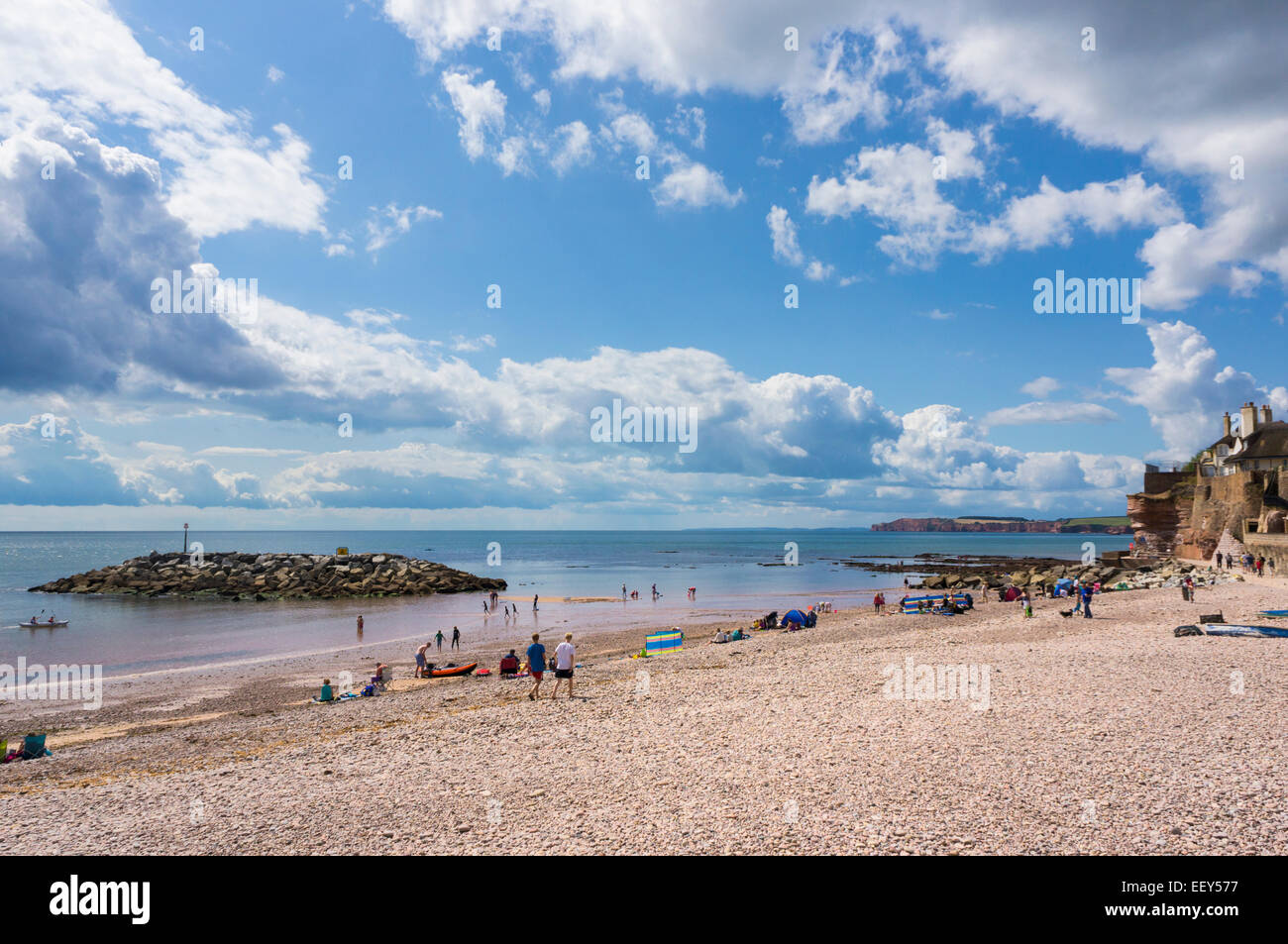 Sidmouth, East Devon, Inghilterra, Regno Unito - la gente sulla spiaggia in estate Foto Stock