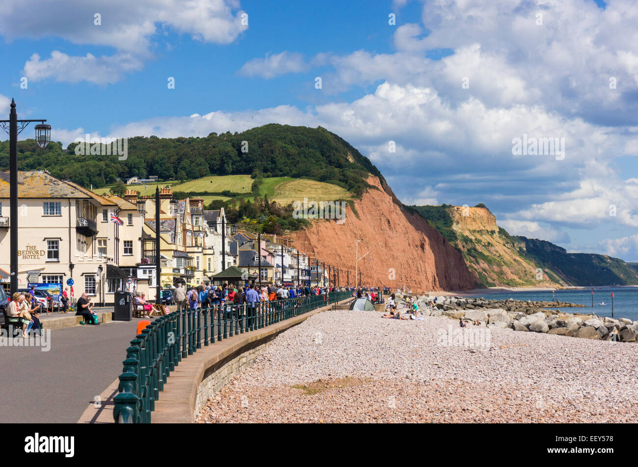 Sidmouth, Devon, Regno Unito - la spiaggia e il lungomare in estate Foto Stock