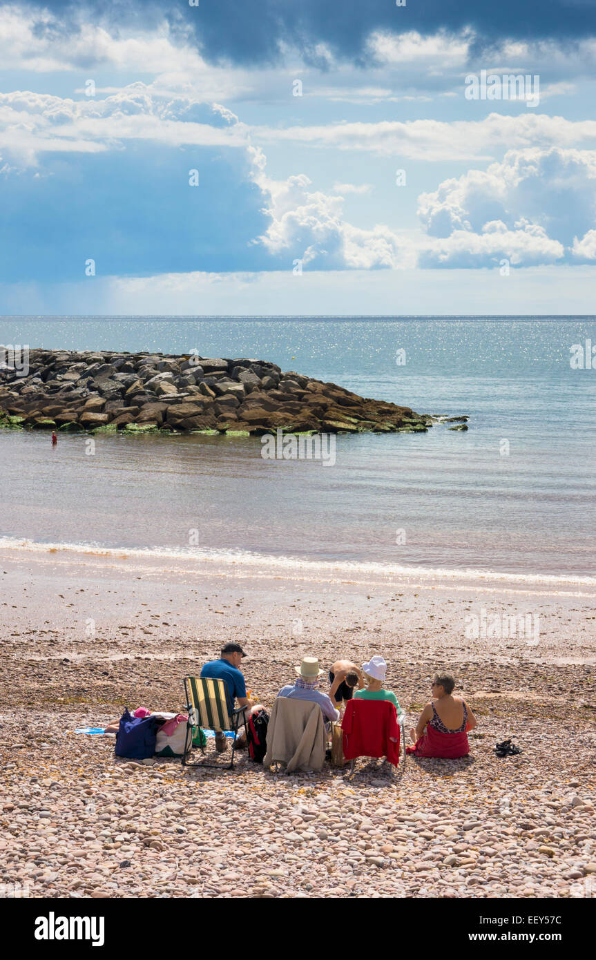 Famiglia in vacanza sulla spiaggia a Sidmouth, East Devon, Inghilterra, Regno Unito in estate Foto Stock
