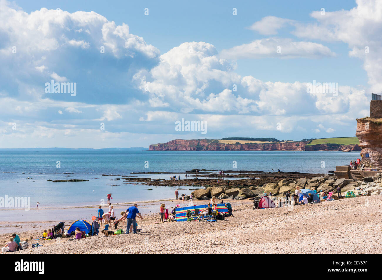Sidmouth, East Devon, Inghilterra, Regno Unito - la gente sulla spiaggia in estate Foto Stock