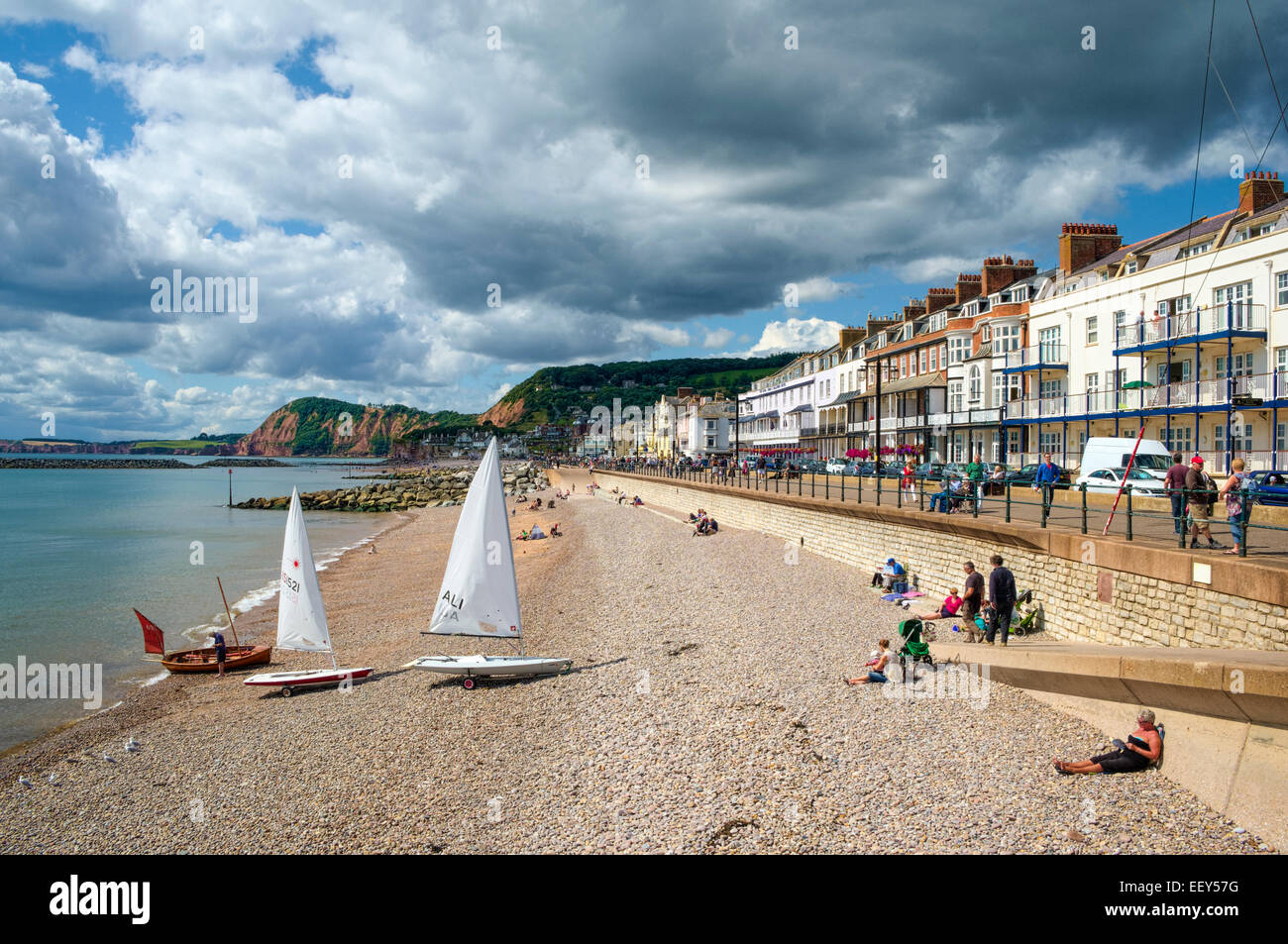 Sidmouth, East Devon, Inghilterra, Regno Unito - la spiaggia e il lungomare in alta stagione Foto Stock