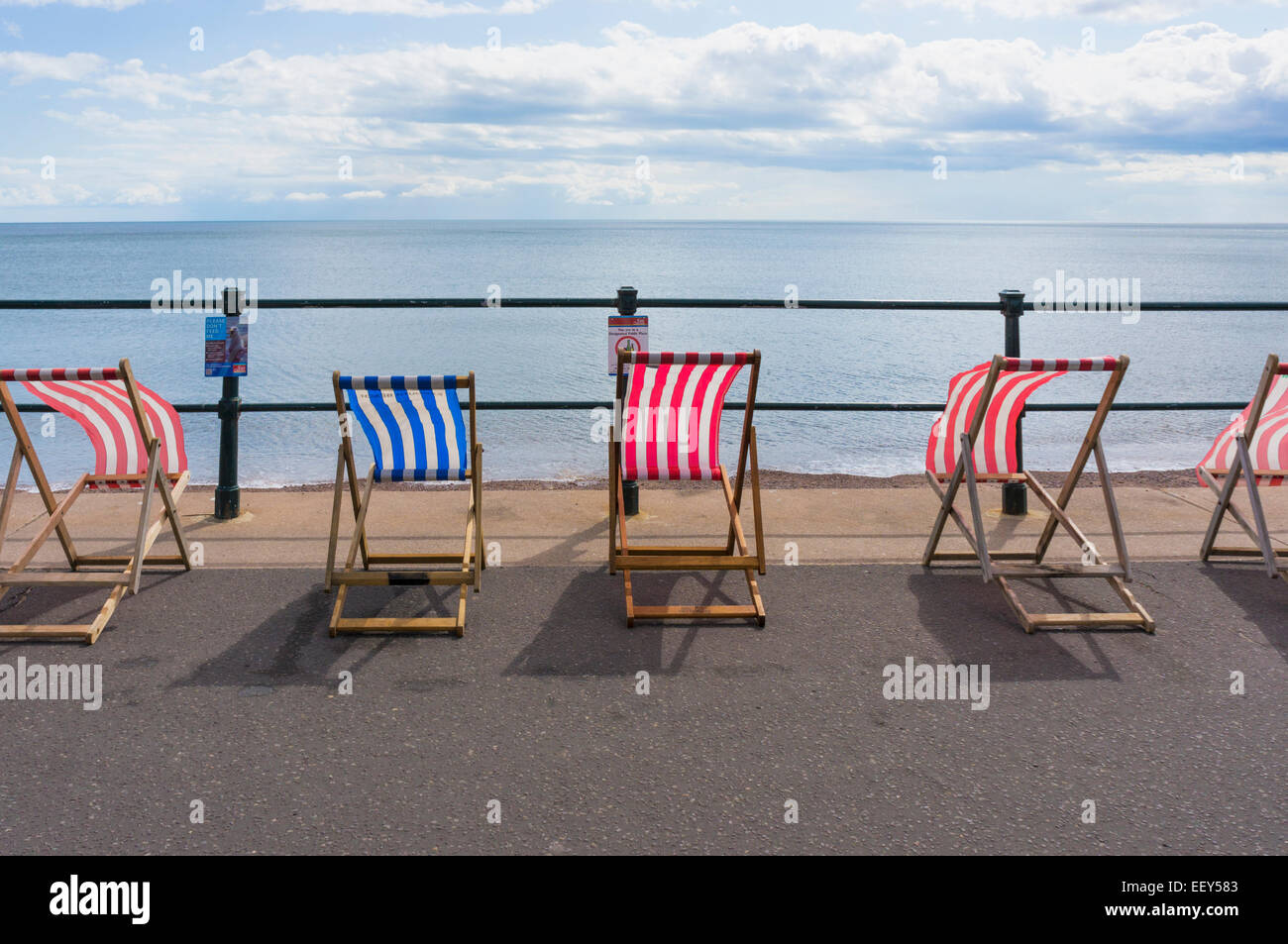 Riga vuota di sedie a sdraio sul lungomare di Sidmouth, East Devon, Inghilterra, Regno Unito in estate Foto Stock