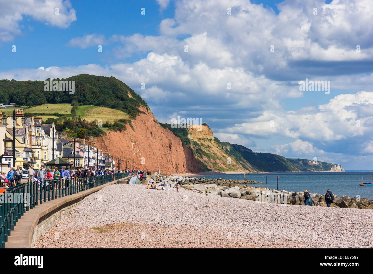 Sidmouth, East Devon, Inghilterra, Regno Unito - promenade, coste e scogliere rosse su Jurassic Coast Foto Stock