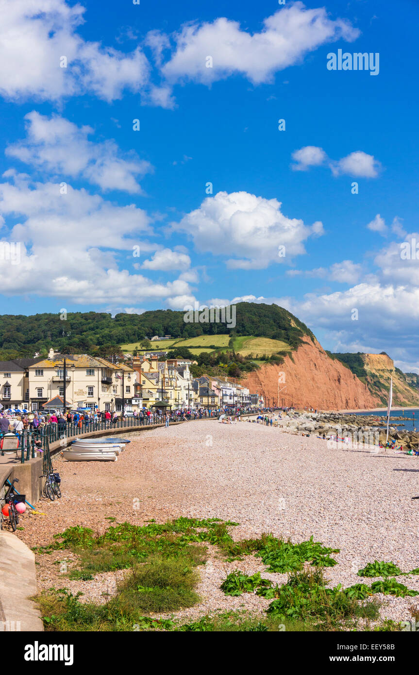 Sidmouth, East Devon, Inghilterra, Regno Unito, spiaggia e gente sul lungomare in estate Foto Stock