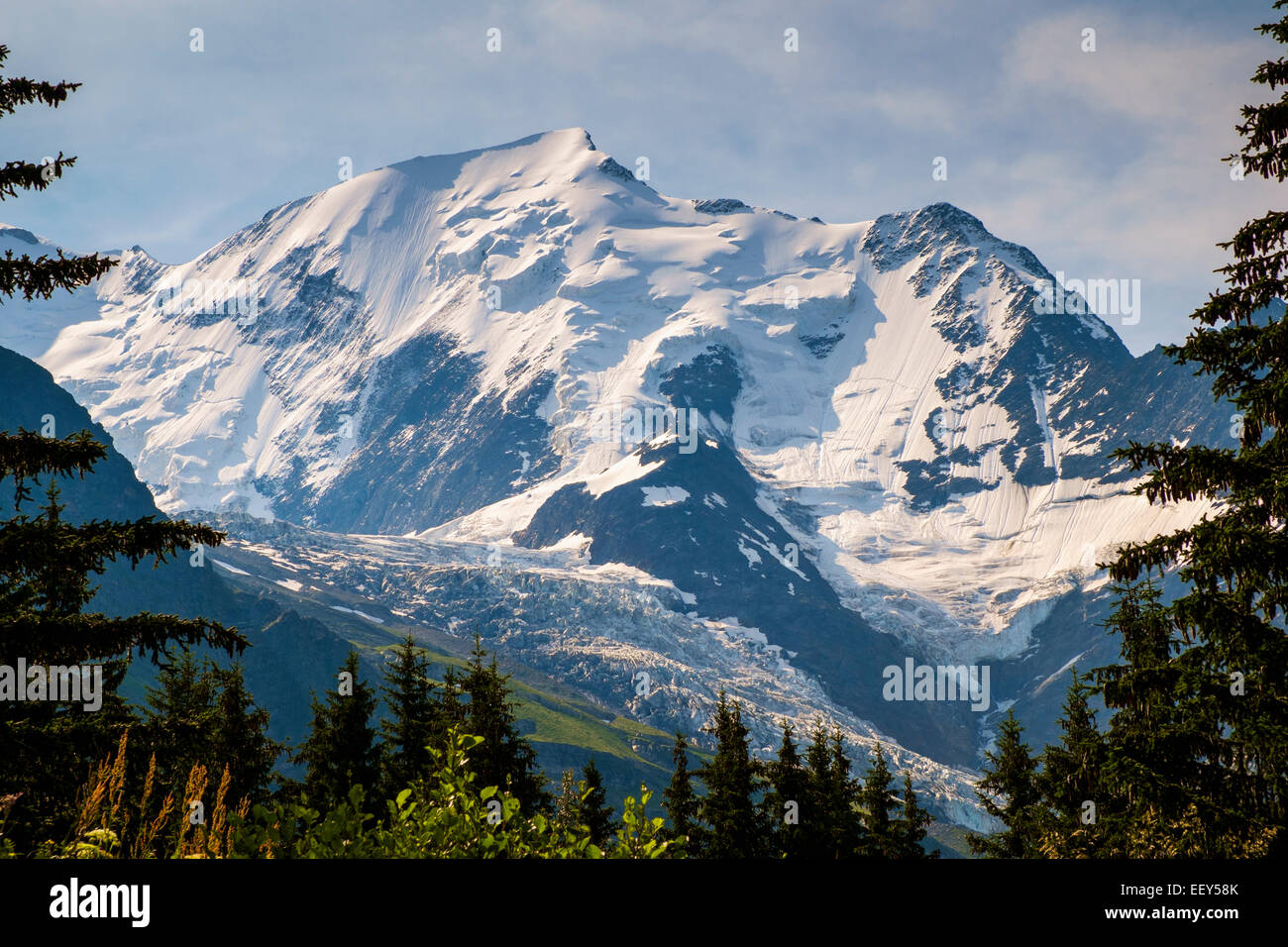 Mont Blanc mountain e il ghiacciaio de Bionnassay in estate sulle Alpi francesi, Francia, Europa Foto Stock