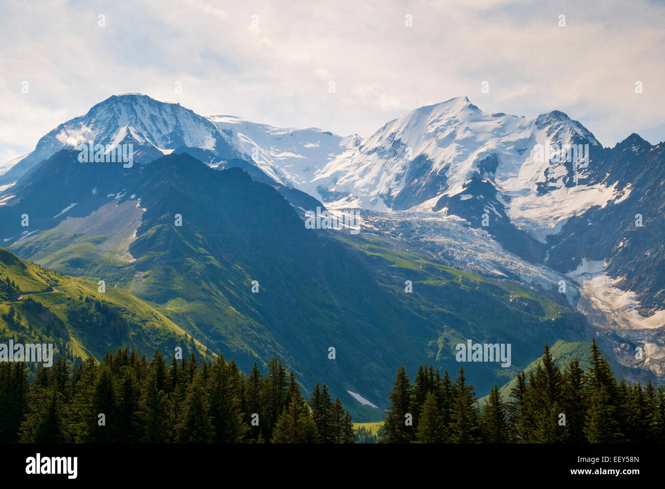 Mont Blanc e il ghiacciaio de Bionnassay in estate da Bellevue, Valle di Chamonix, Rhone-Alpes, Haute-Savoie, Mont Blanc, Francia, Europa Foto Stock