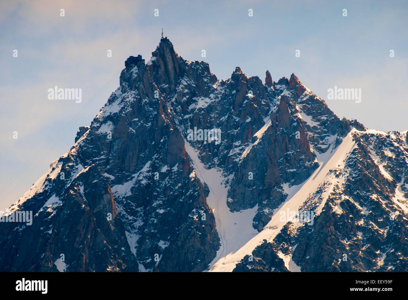 Aiguille du Midi con la funivia sul vertice al di sopra di Chamonix, sulle Alpi francesi, Alta Savoia, Francia, Europa Foto Stock
