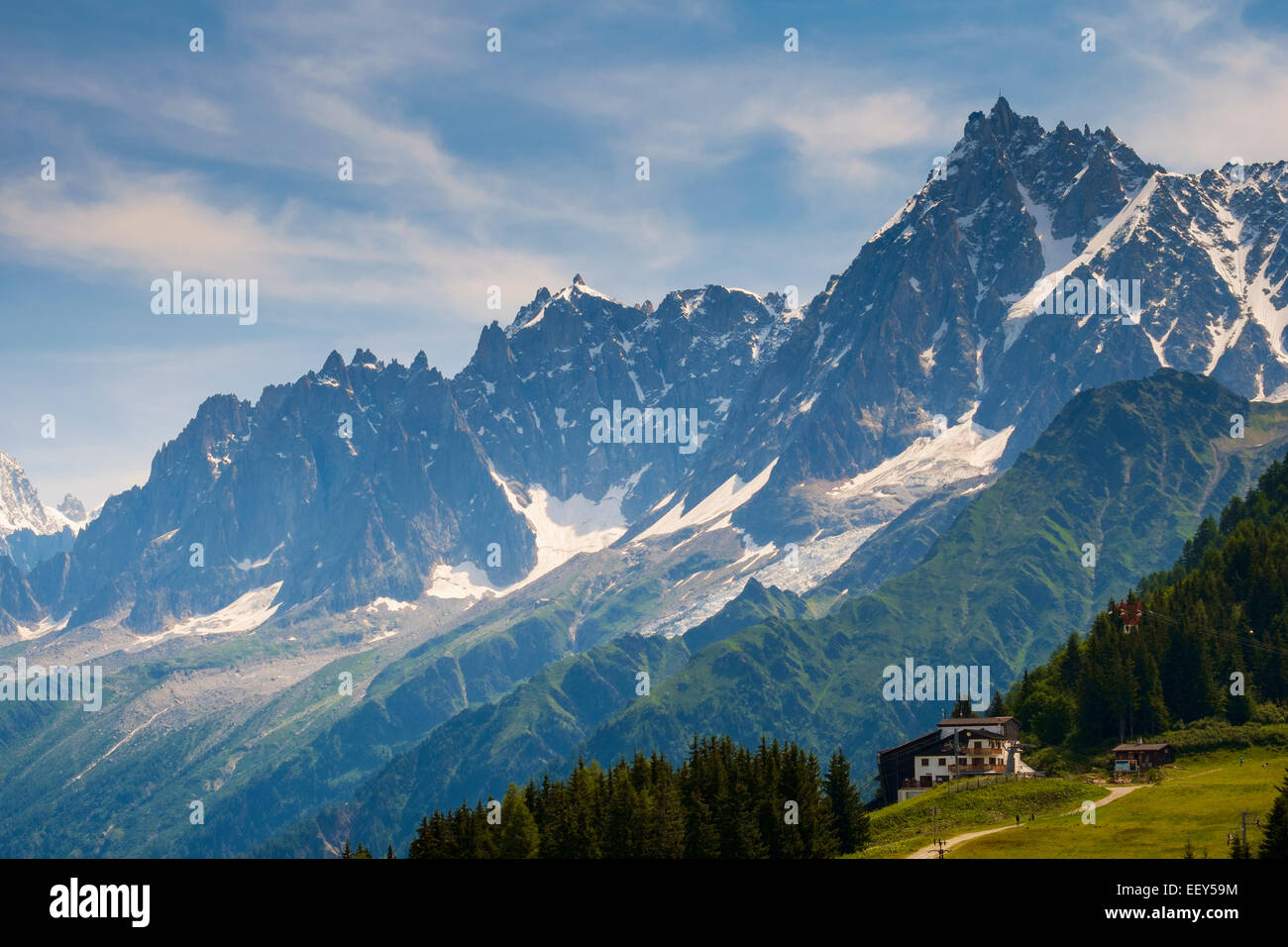 Aiguille du Midi e il Bellevue stazione della funivia al di sopra di Les Houches, Chamonix, sulle Alpi francesi, Francia, Europa Foto Stock
